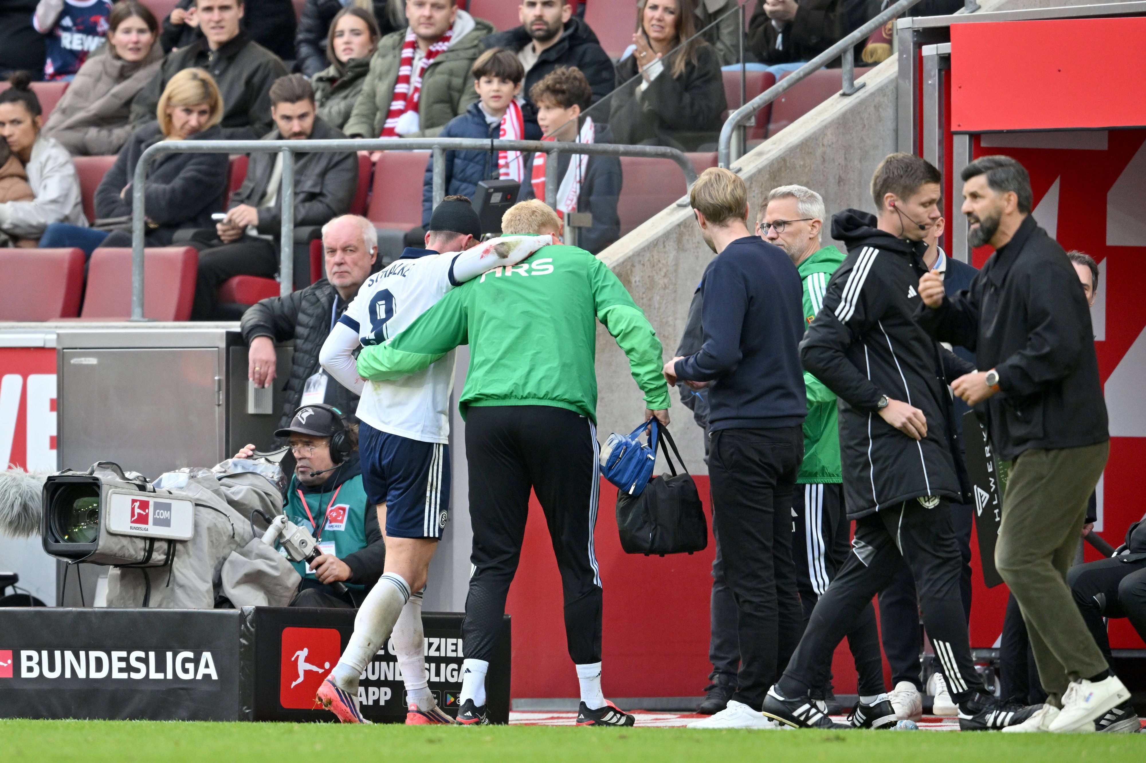 Robin Gosens (FC Schalke 04) wird verletzt vom Platz gebracht, Trainer Miron Muslic (r.) musste doppelt wechseln nach dem Kopf-Crash.