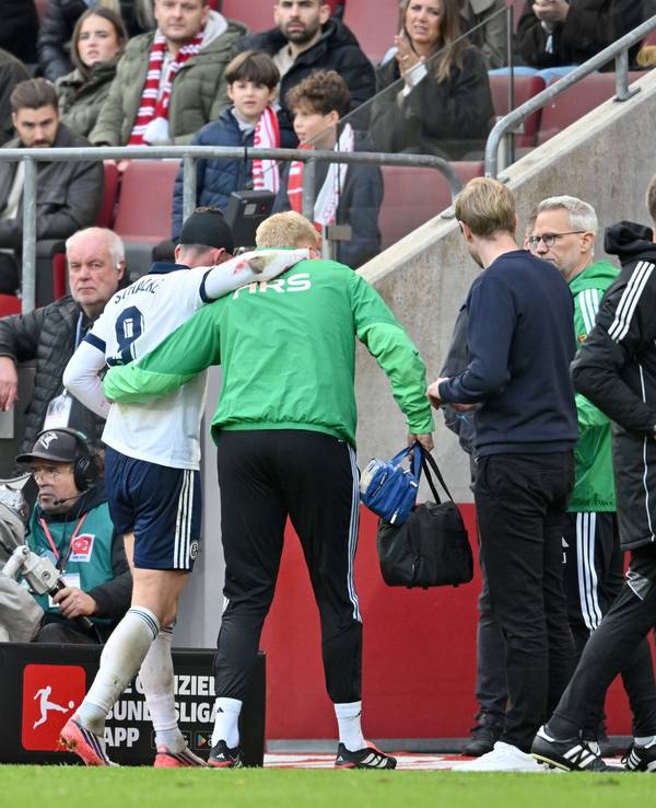 Robin Gosens (FC Schalke 04) wird verletzt vom Platz gebracht, Trainer Miron Muslic (r.) musste doppelt wechseln nach dem Kopf-Crash.