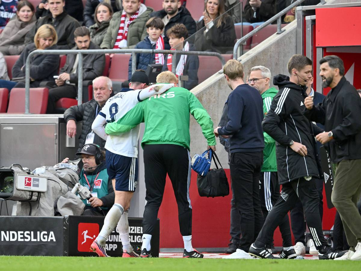 Robin Gosens (FC Schalke 04) wird verletzt vom Platz gebracht, Trainer Miron Muslic (r.) musste doppelt wechseln nach dem Kopf-Crash.