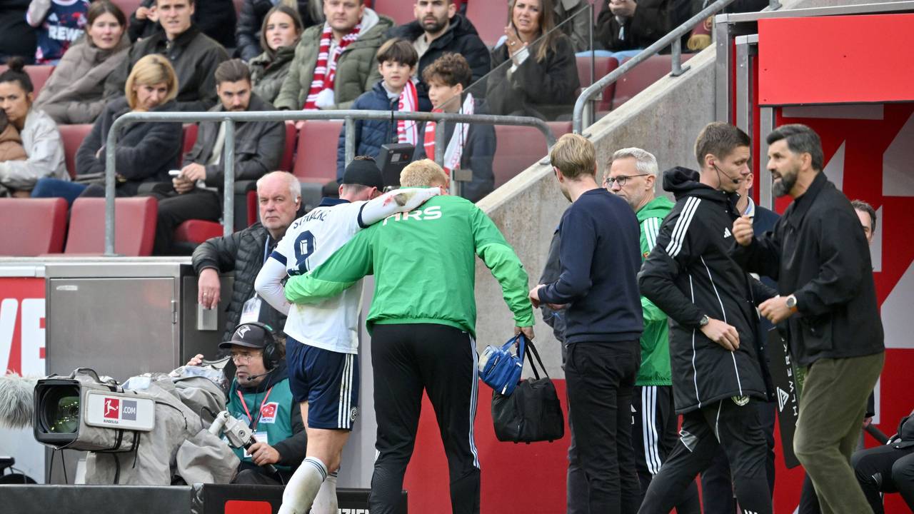 Robin Gosens (FC Schalke 04) wird verletzt vom Platz gebracht, Trainer Miron Muslic (r.) musste doppelt wechseln nach dem Kopf-Crash.