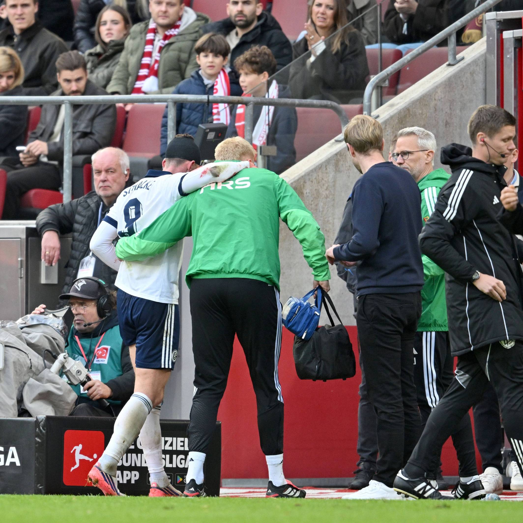 Robin Gosens (FC Schalke 04) wird verletzt vom Platz gebracht, Trainer Miron Muslic (r.) musste doppelt wechseln nach dem Kopf-Crash.