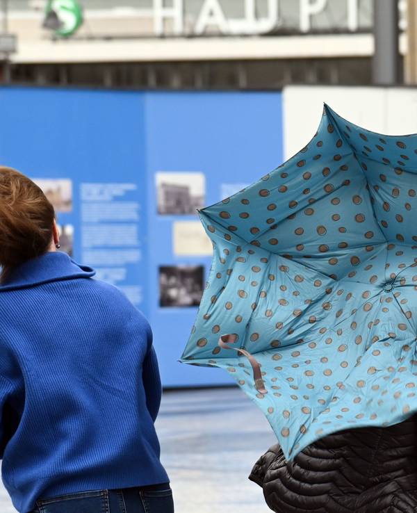 03.09.2026 Köln. Wetter. Sommer 2026. Regen und Wind am Dom. Foto: Alexander Schwaiger