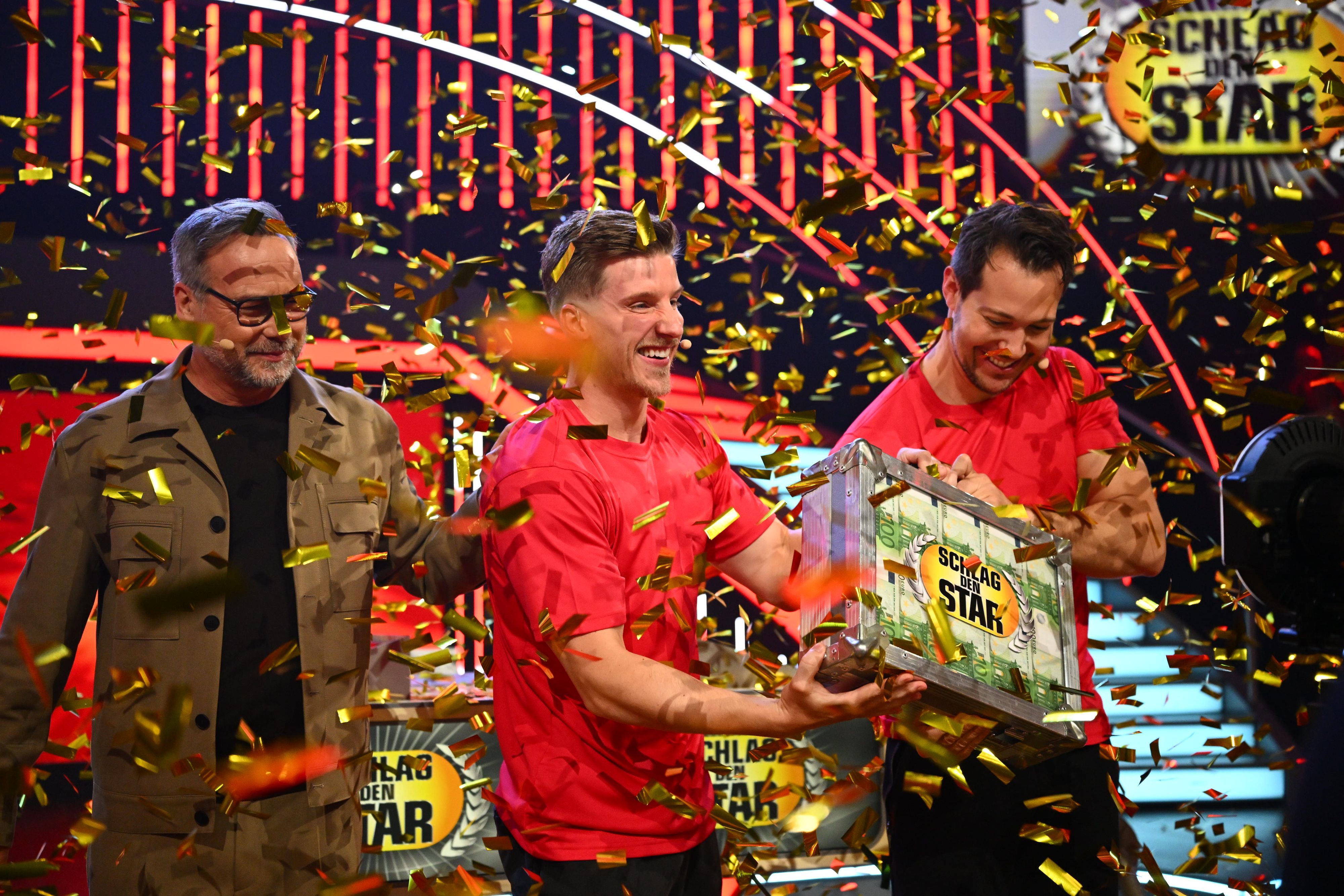 Dr. Rick und Dr. Nick sicherten sich den Sieg und die 100.000 Euro bei Schlag den Star. Moderator Matthias Opdenhövel (l.) überreichte den Geldkoffer.