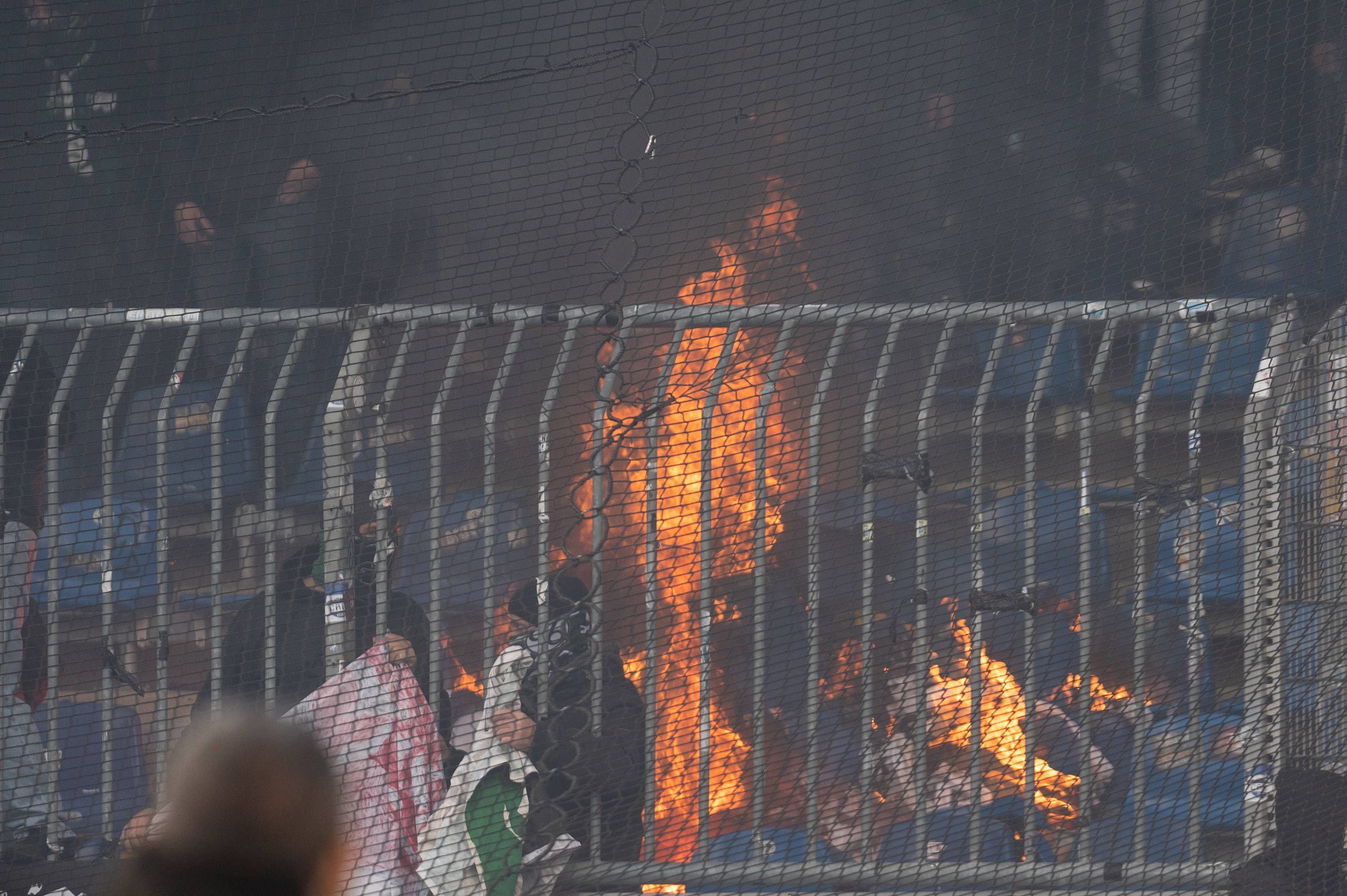 Feuer im Gästeblock beim Niedersachsen-Derby in Braunschweig.