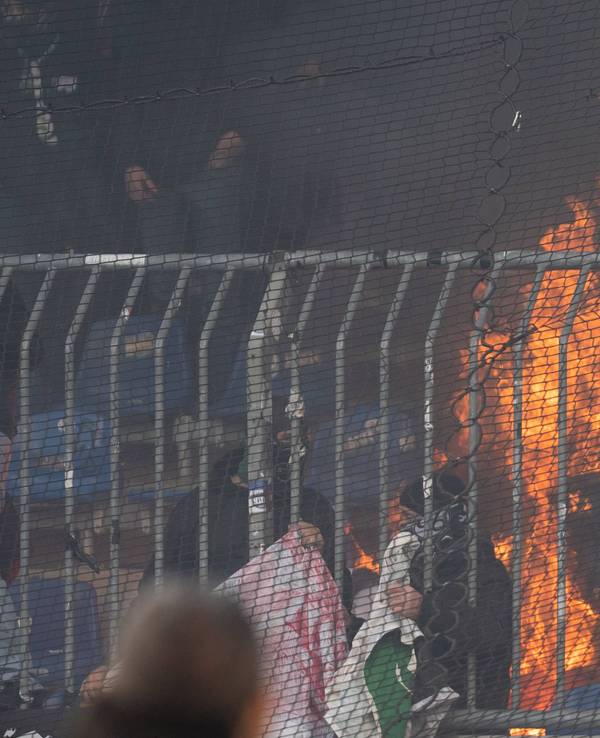 Feuer im Gästeblock beim Niedersachsen-Derby in Braunschweig.