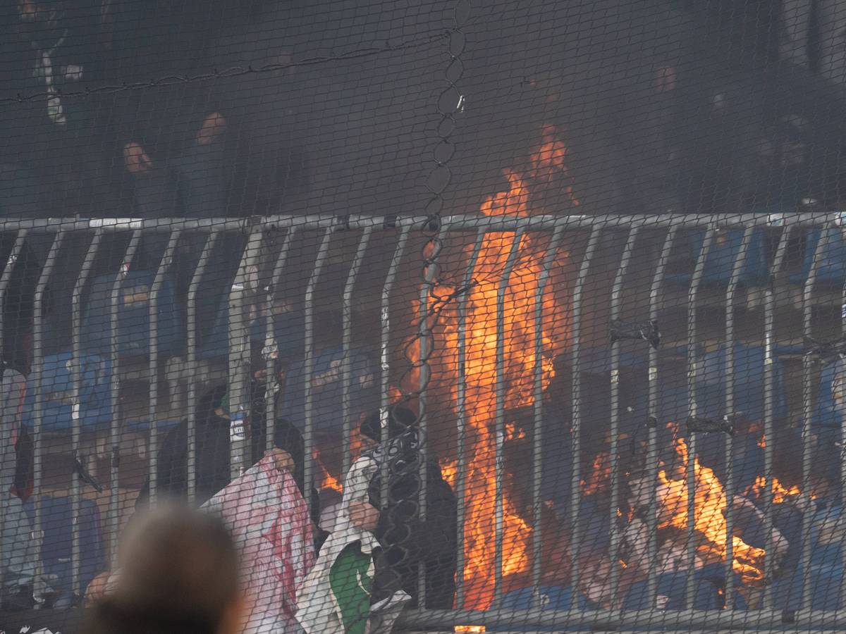 Feuer im Gästeblock beim Niedersachsen-Derby in Braunschweig.