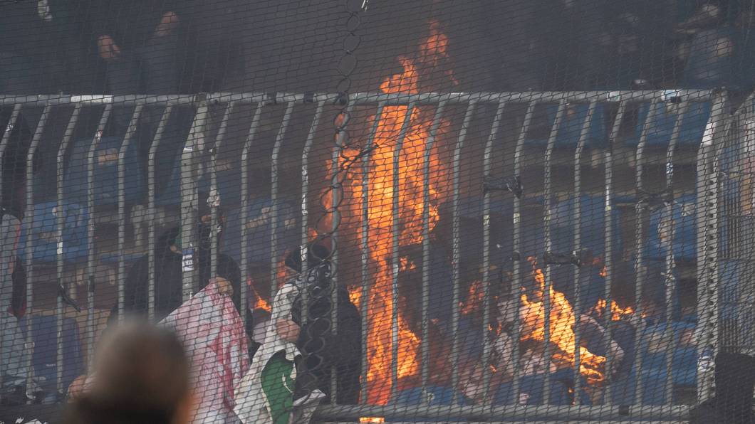 Feuer im Gästeblock beim Niedersachsen-Derby in Braunschweig.