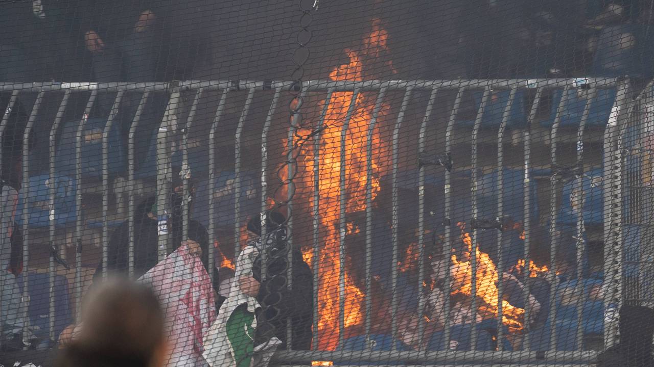 Feuer im Gästeblock beim Niedersachsen-Derby in Braunschweig.