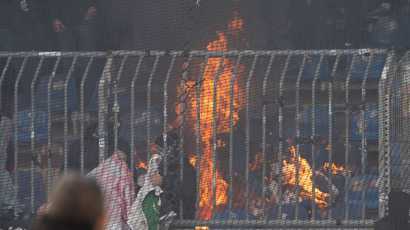 Feuer im Gästeblock beim Niedersachsen-Derby in Braunschweig.