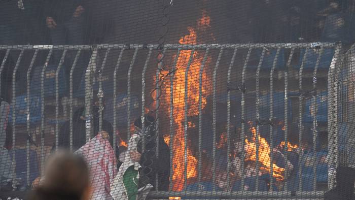 Feuer im Gästeblock beim Niedersachsen-Derby in Braunschweig.