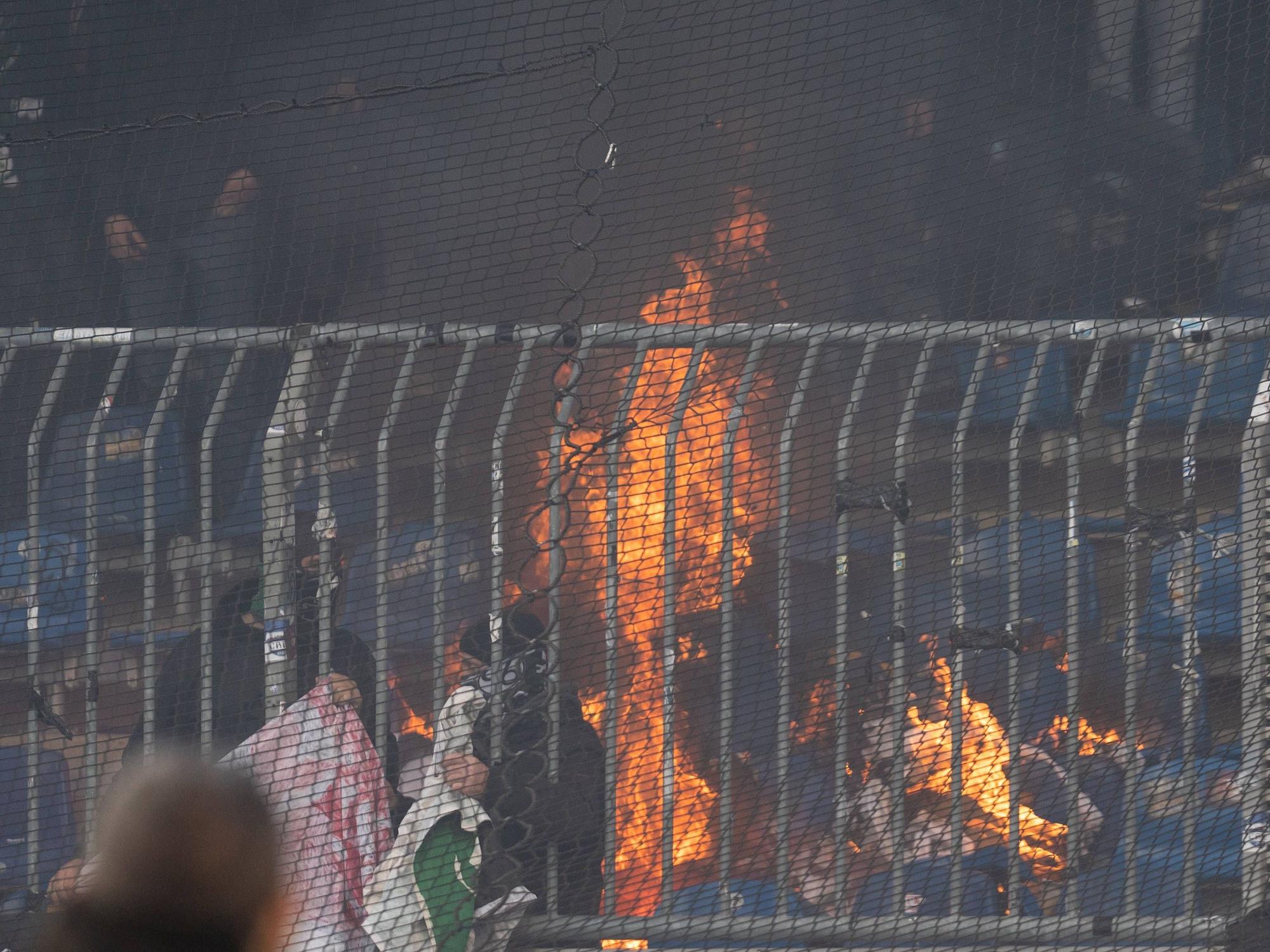 Feuer im Gästeblock beim Niedersachsen-Derby in Braunschweig.
