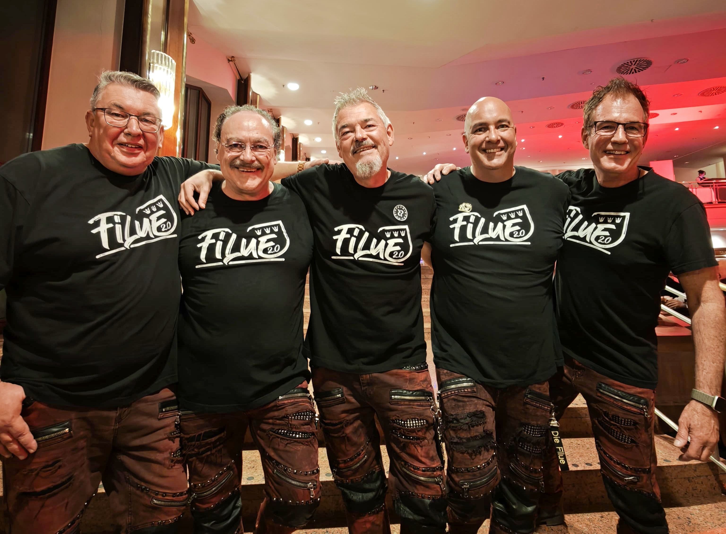 Die Band Filue steht zusammen im Foyer.