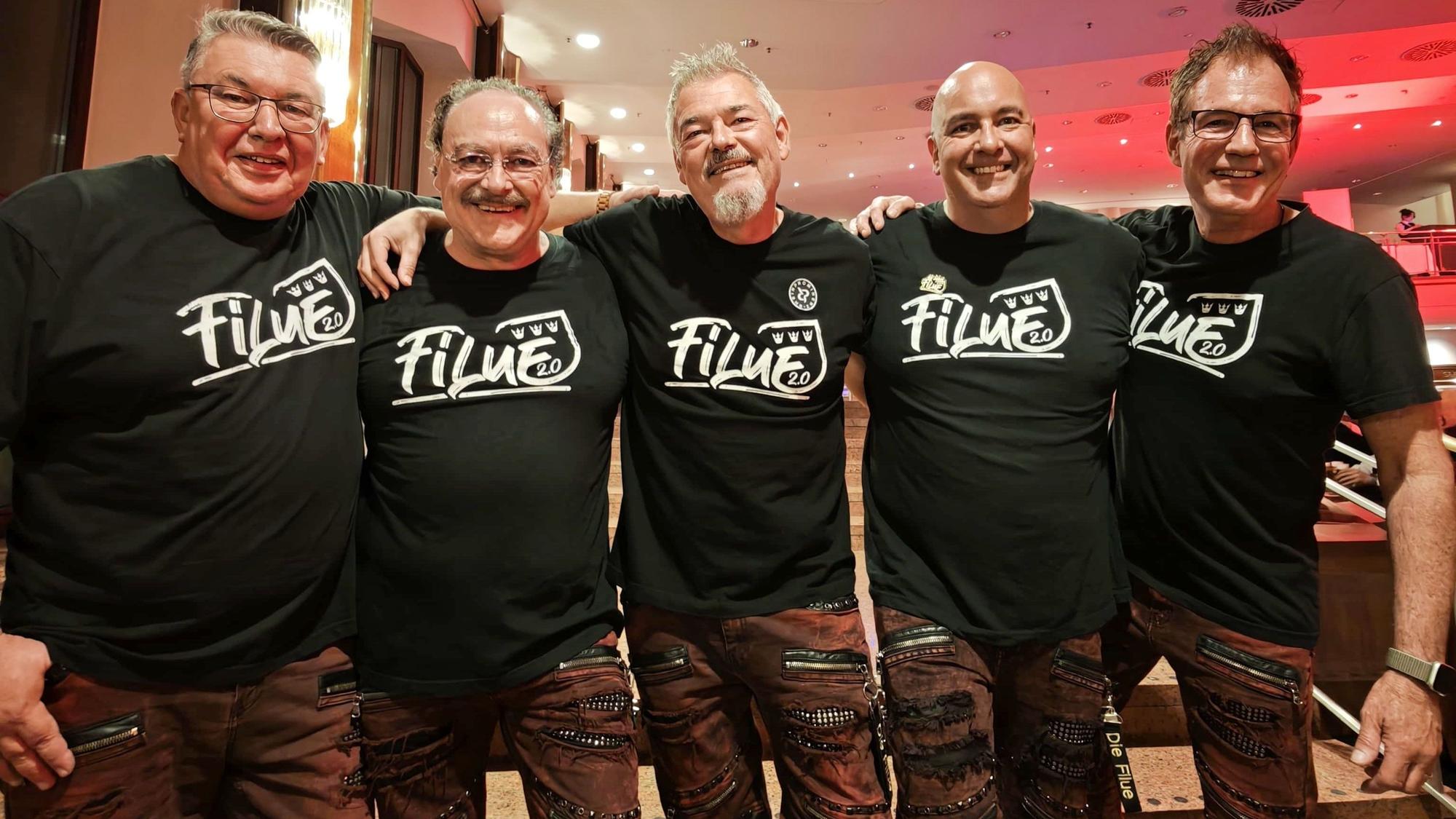 Die Band Filue steht zusammen im Foyer.