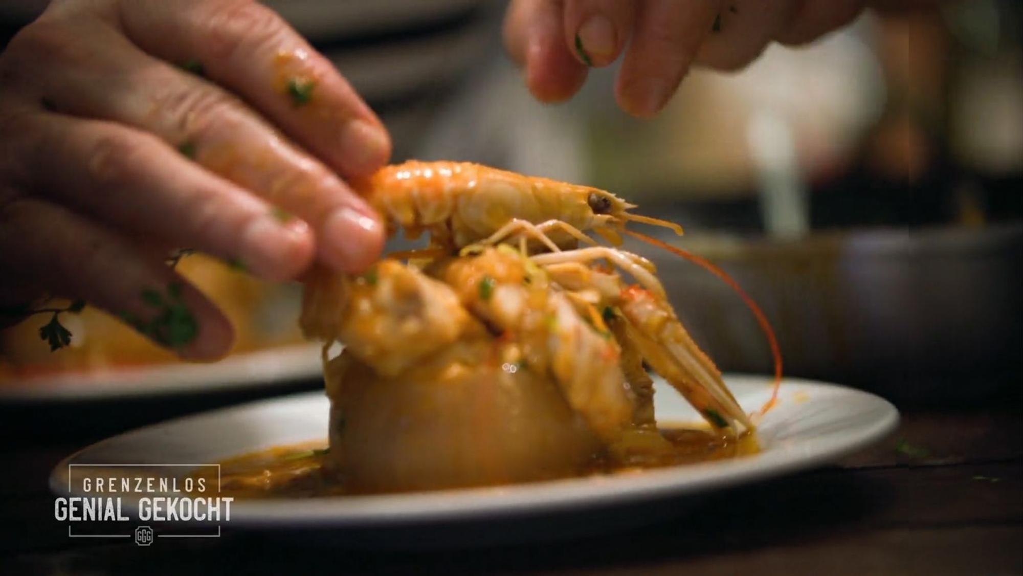 Lafer lässt sich loben: Seine Idee, die Polenta in einer Zwiebelschale und die Meeresfrüchte darüber zu servieren, wird bestaunt. Aber kommt sie bei der Jury an? (Bild: RTL)