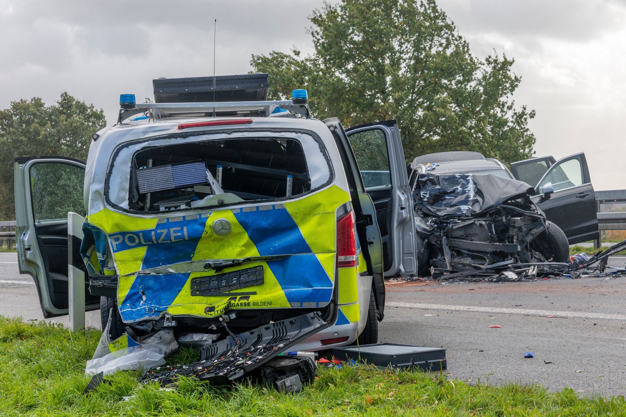 Auto prallt auf stehenden Streifenwagen
