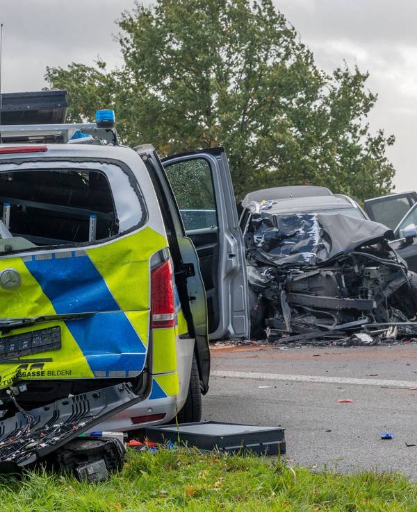 Auto prallt auf stehenden Streifenwagen