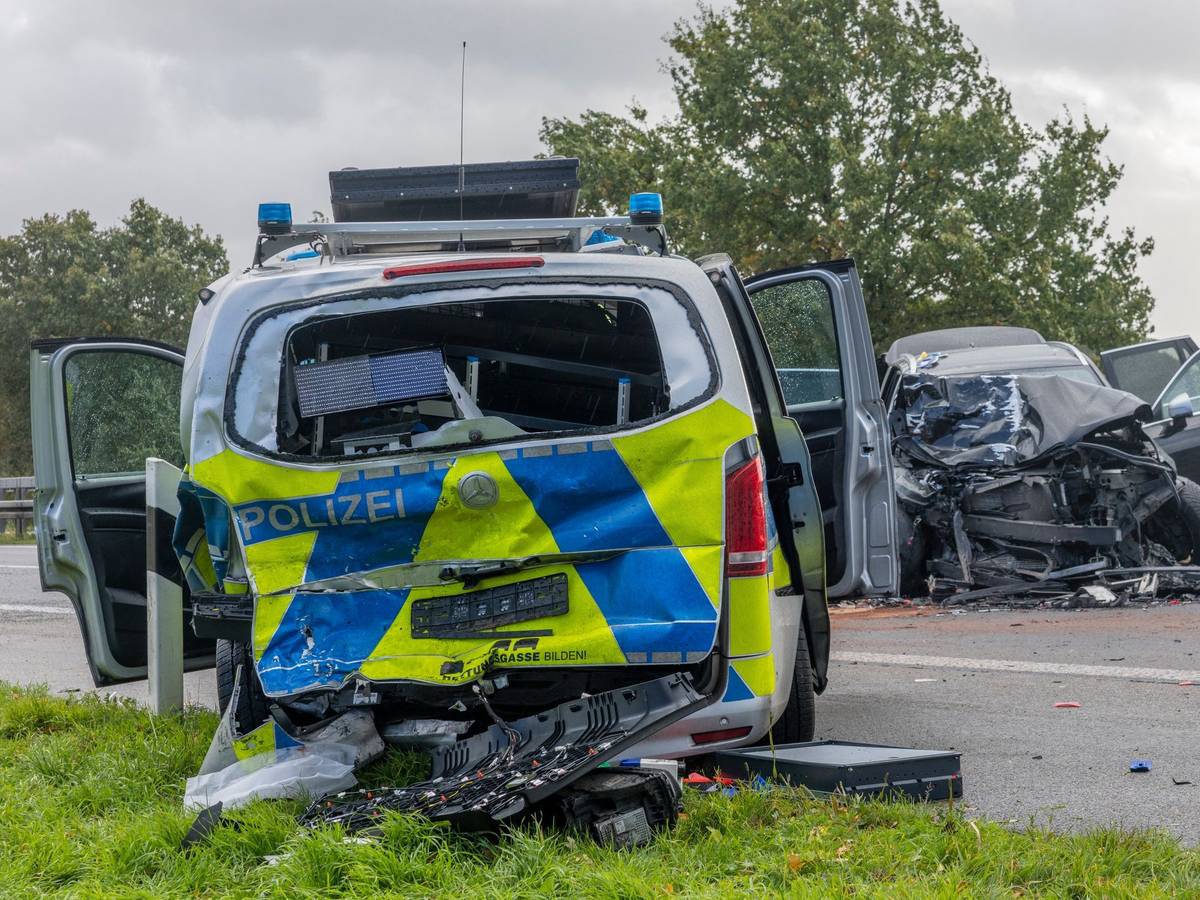 Auto prallt auf stehenden Streifenwagen