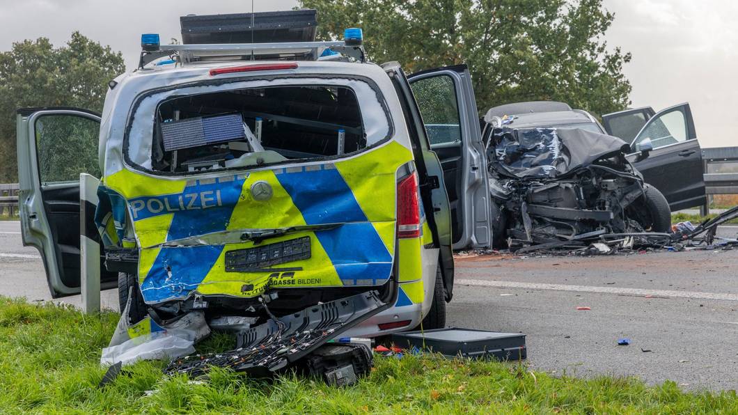 Auto prallt auf stehenden Streifenwagen