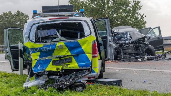 Auto prallt auf stehenden Streifenwagen