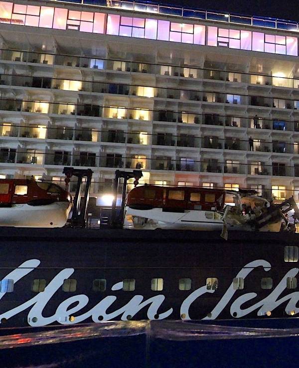Blick auf die „Mein Schiff 3“ nach der Kollision. Das Kreuzfahrtschiff ist mit einem Containerschiff zusammengestoßen.