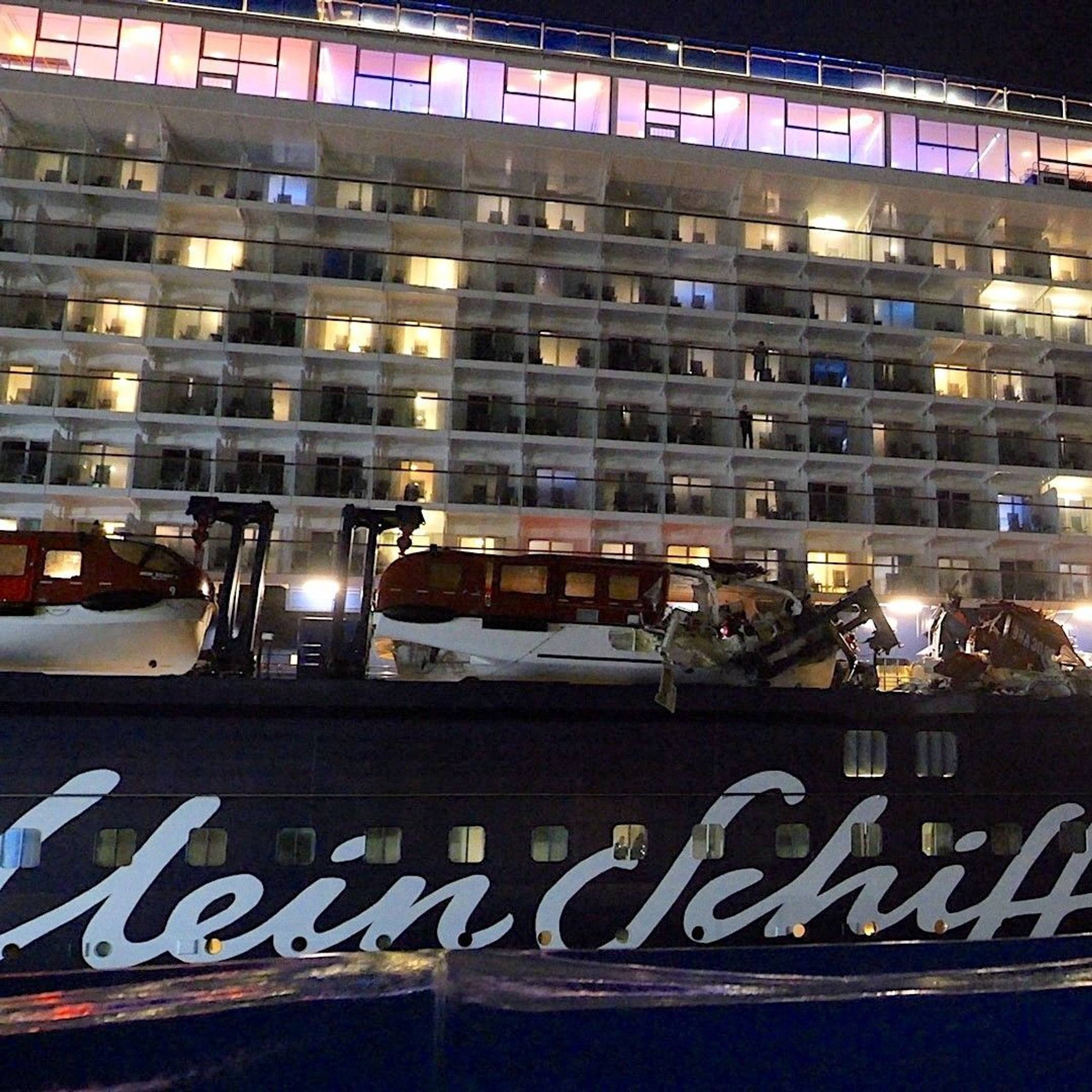 Blick auf die „Mein Schiff 3“ nach der Kollision. Das Kreuzfahrtschiff ist mit einem Containerschiff zusammengestoßen.