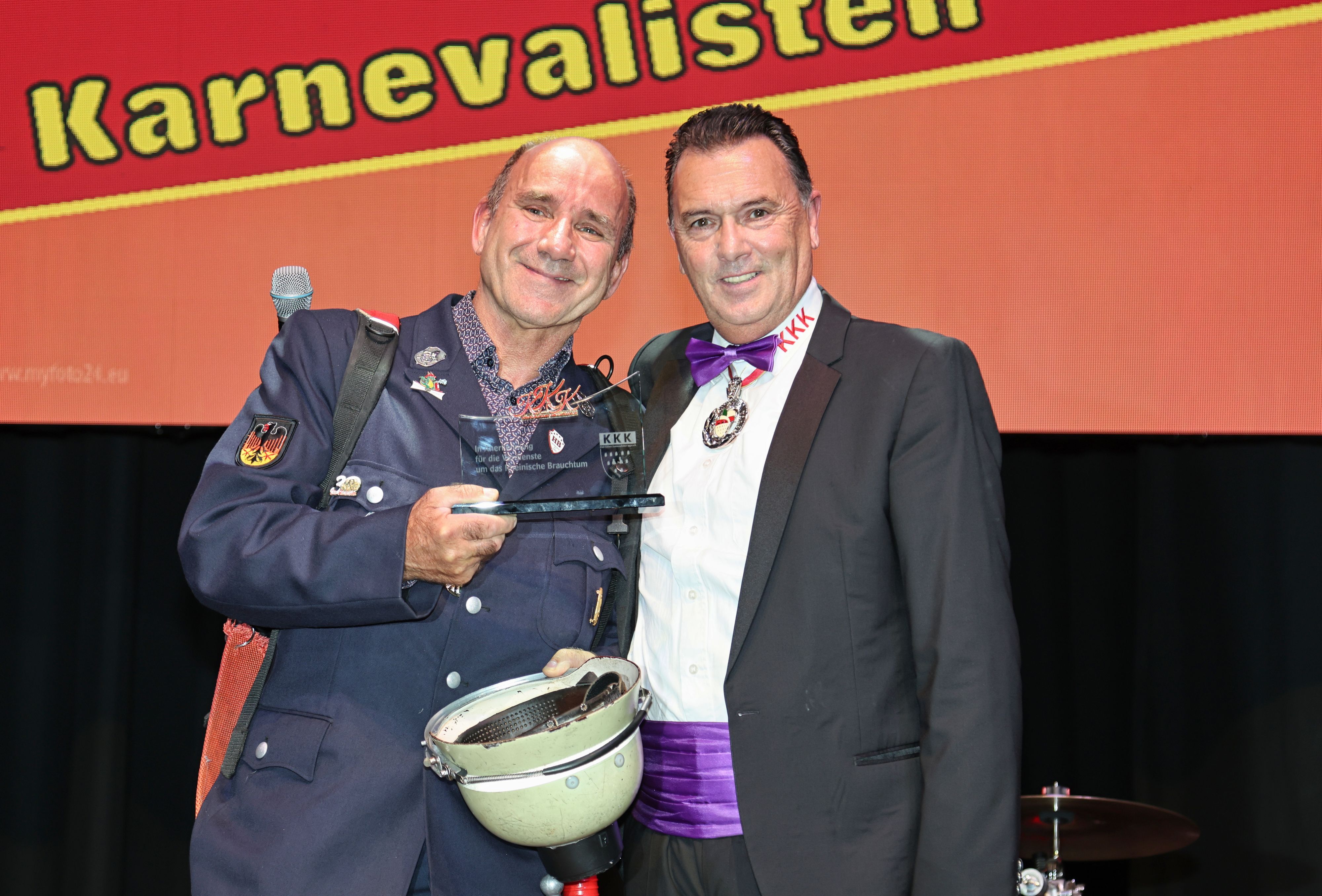 Robert Greven überreicht eine Ehrung an Klaus Bömeke alias „Feuerwehrmann Kresse“.