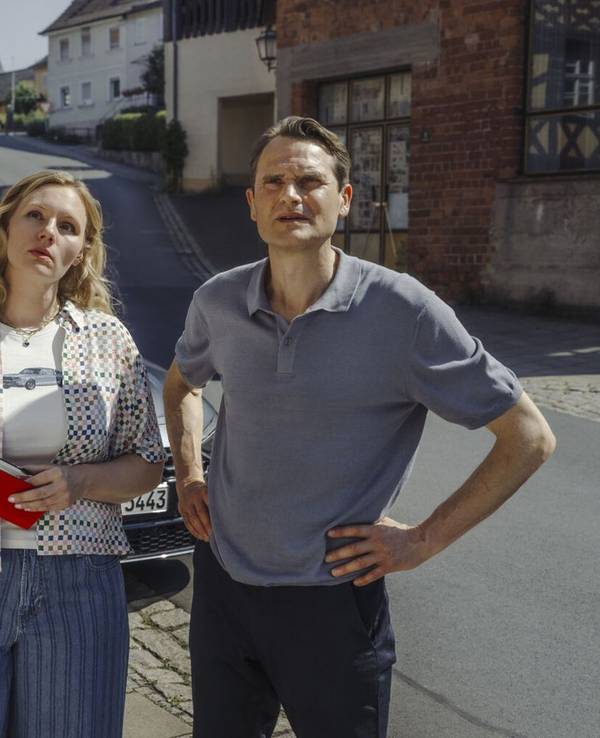 Ihr erster gemeinsamer Fall führte Emmy Rathgeber (Rosalie Thomass) und Felix Voss (Fabian Hinrichs) nach Oberfranken in den Heimatort des toten Elias Schaller. (Bild: BR/Claussen+Putz Filmproduktion GmbH/Hendrik Heiden)
