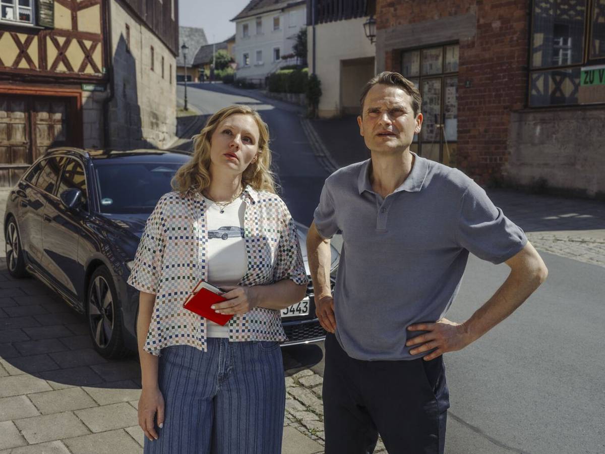 Ihr erster gemeinsamer Fall führte Emmy Rathgeber (Rosalie Thomass) und Felix Voss (Fabian Hinrichs) nach Oberfranken in den Heimatort des toten Elias Schaller. (Bild: BR/Claussen+Putz Filmproduktion GmbH/Hendrik Heiden)
