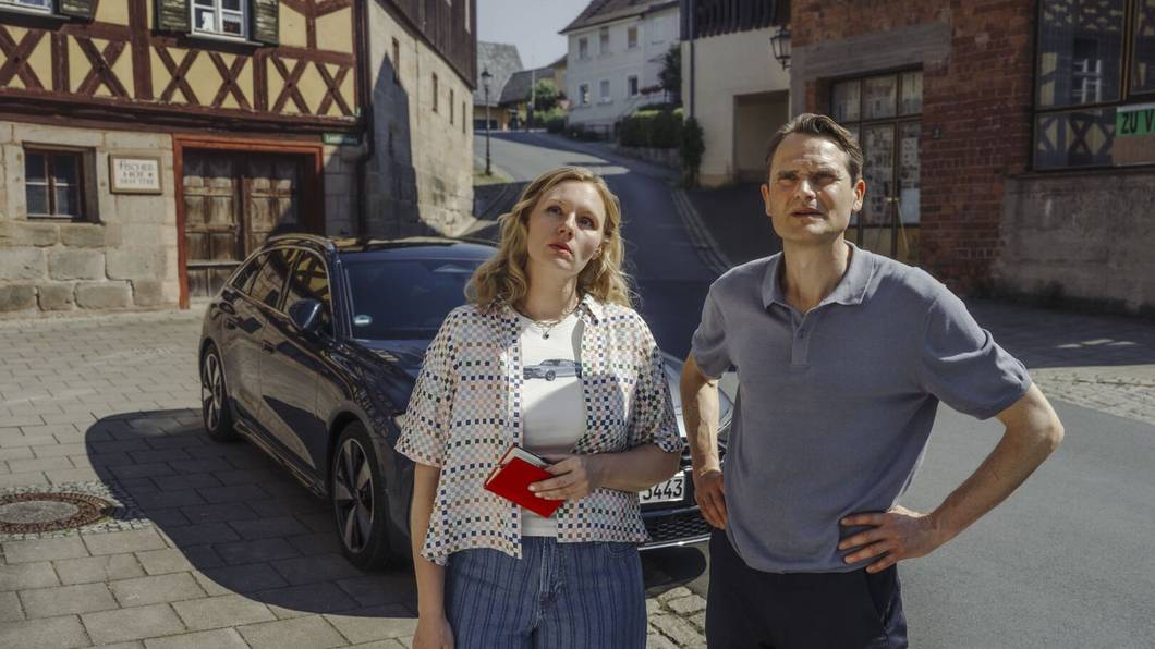 Ihr erster gemeinsamer Fall führte Emmy Rathgeber (Rosalie Thomass) und Felix Voss (Fabian Hinrichs) nach Oberfranken in den Heimatort des toten Elias Schaller. (Bild: BR/Claussen+Putz Filmproduktion GmbH/Hendrik Heiden)