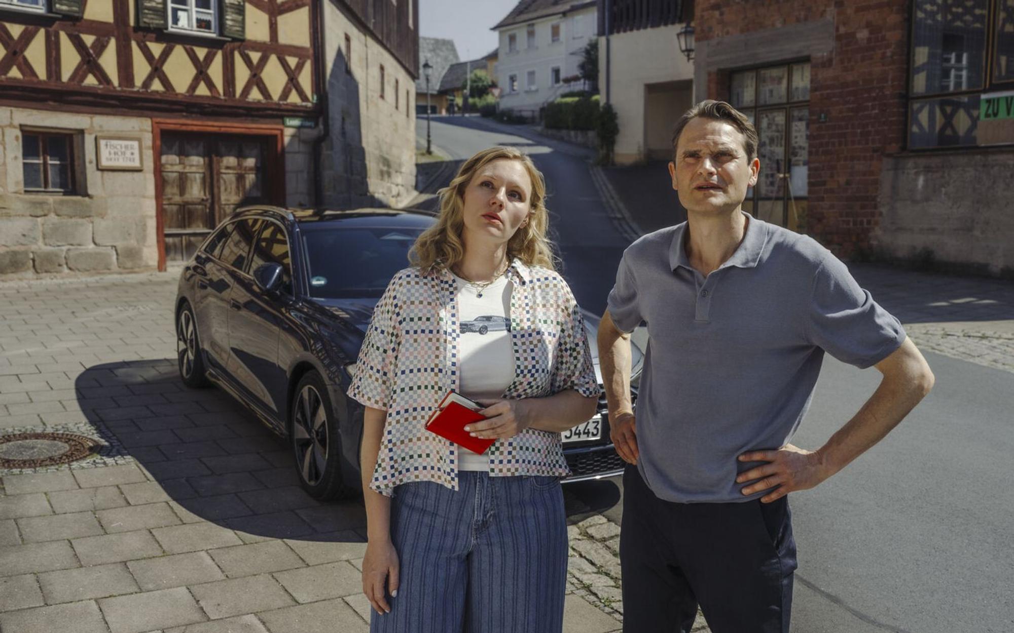 Ihr erster gemeinsamer Fall führte Emmy Rathgeber (Rosalie Thomass) und Felix Voss (Fabian Hinrichs) nach Oberfranken in den Heimatort des toten Elias Schaller. (Bild: BR/Claussen+Putz Filmproduktion GmbH/Hendrik Heiden)