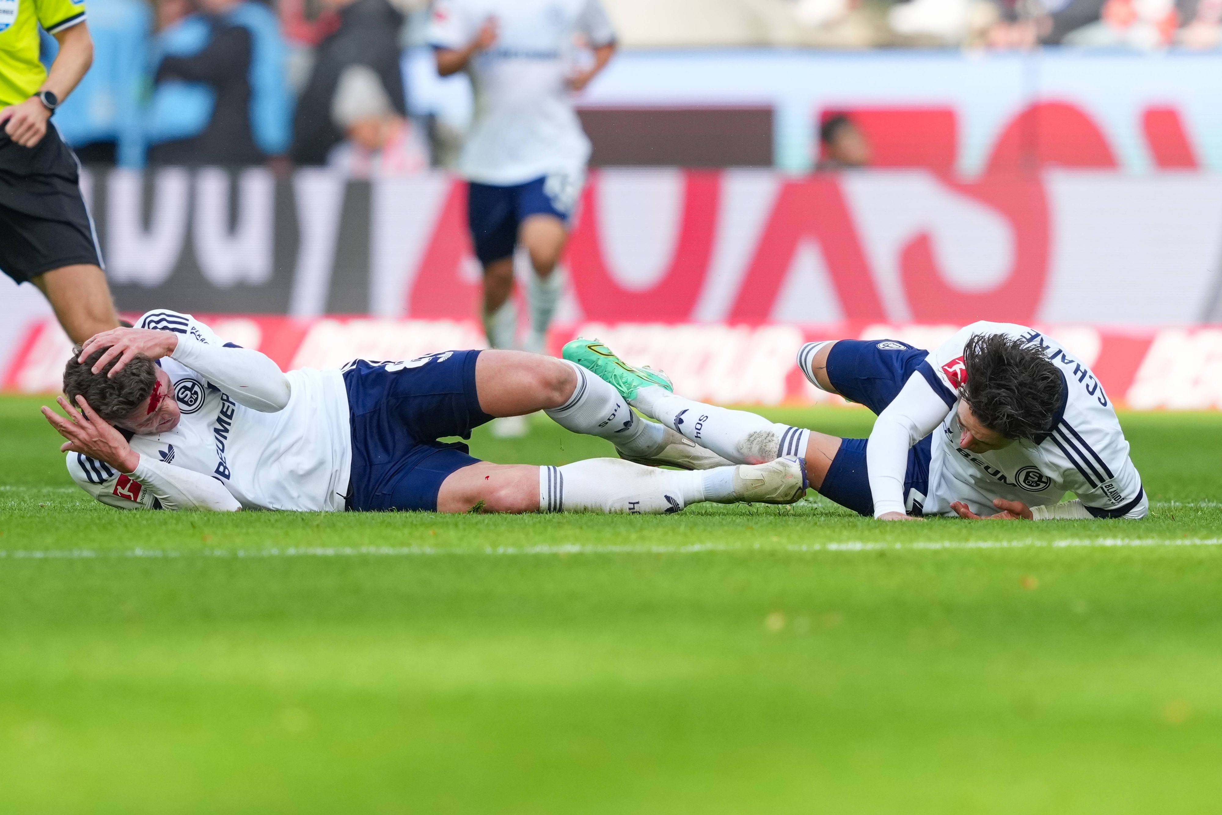 Robin Gosens und Soufiane El-Faouzi liegen nach ihrem Kopf-Crash auf dem Boden.