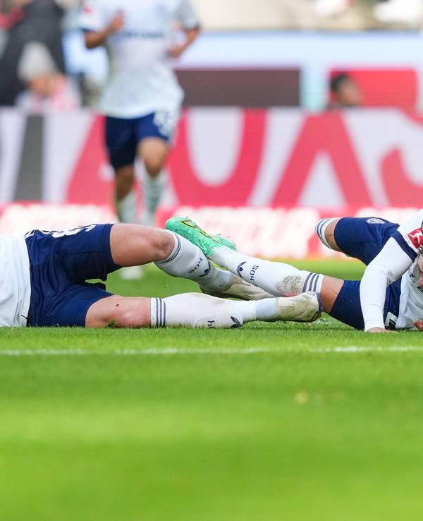 Robin Gosens und Soufiane El-Faouzi liegen nach ihrem Kopf-Crash auf dem Boden.