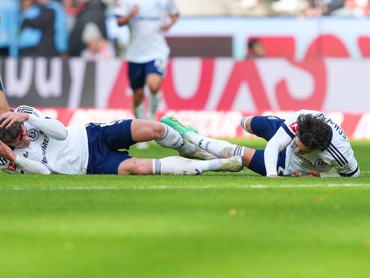 Robin Gosens und Soufiane El-Faouzi liegen nach ihrem Kopf-Crash auf dem Boden.