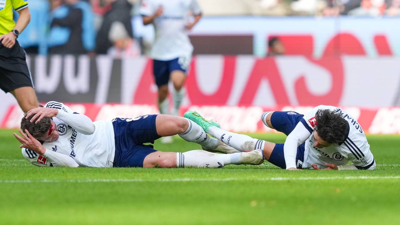 Robin Gosens und Soufiane El-Faouzi liegen nach ihrem Kopf-Crash auf dem Boden.