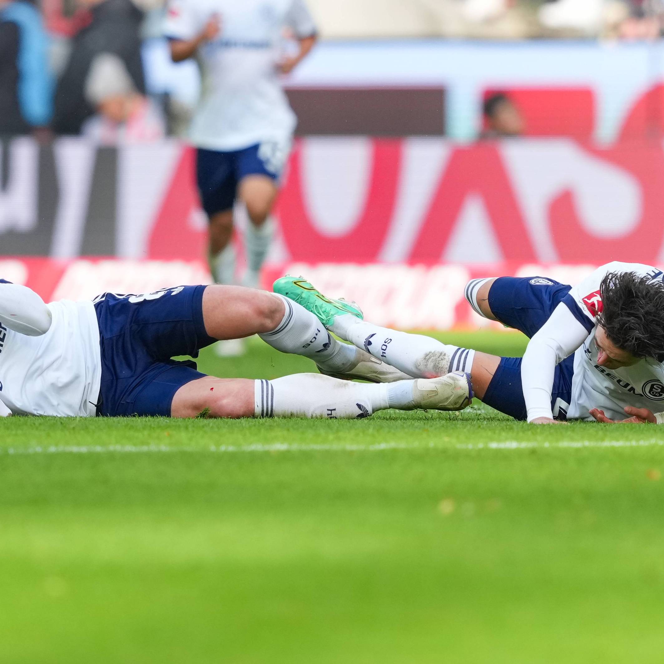 Robin Gosens und Soufiane El-Faouzi liegen nach ihrem Kopf-Crash auf dem Boden.