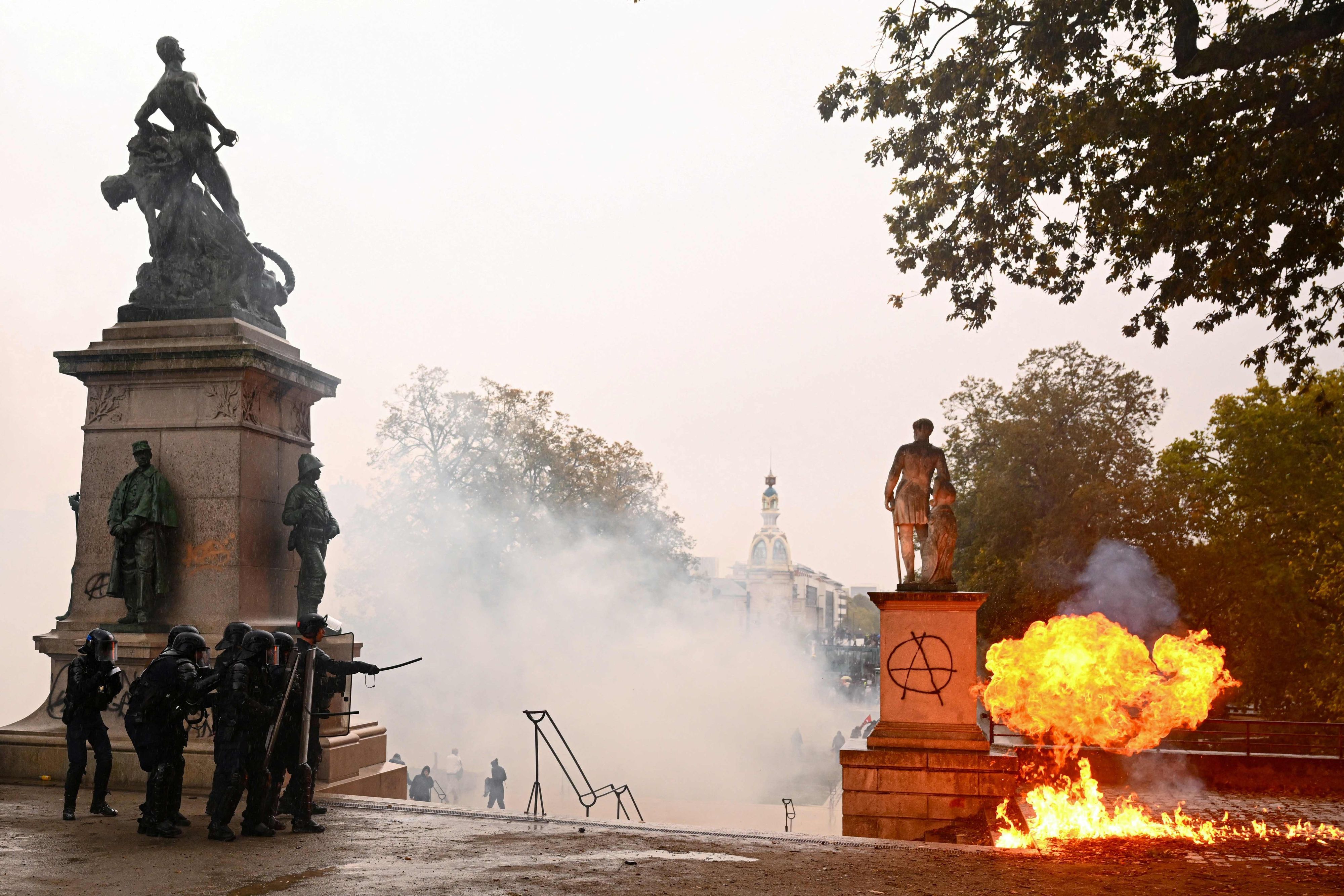 Französische Polizisten in Kampfausrüstung sind im Einsatz, als während einer Demonstration auf dem Cours Saint-André in Nantes, Westfrankreich, ein Molotowcocktail explodiert.