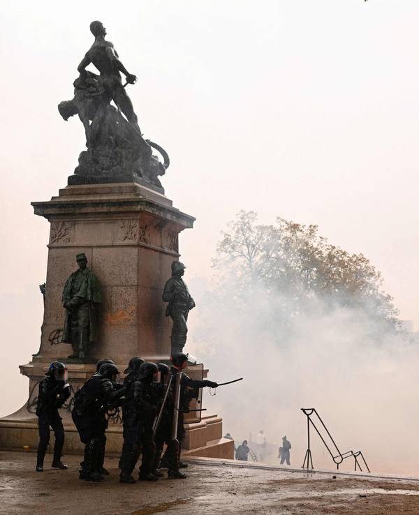 Französische Polizisten in Kampfausrüstung sind im Einsatz, als während einer Demonstration auf dem Cours Saint-André in Nantes, Westfrankreich, ein Molotowcocktail explodiert.
