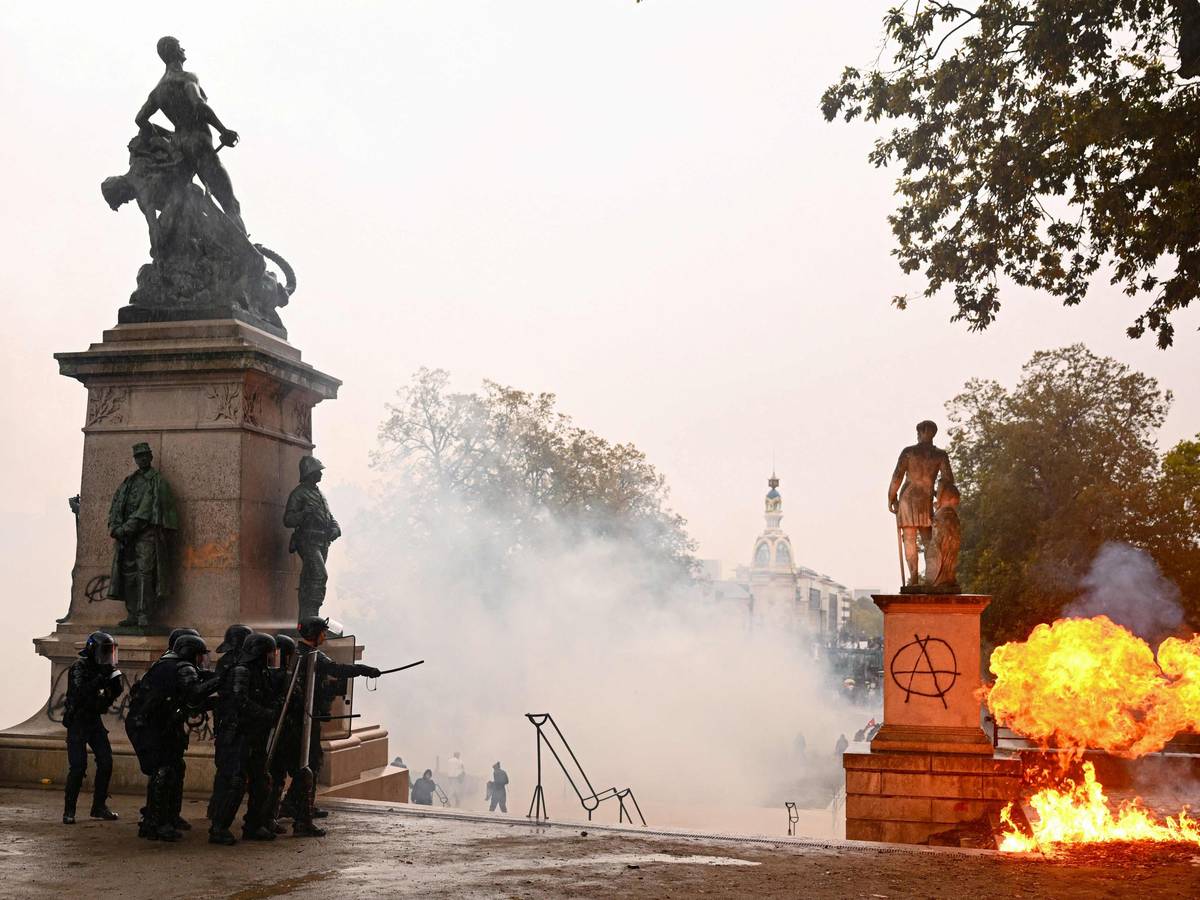 Französische Polizisten in Kampfausrüstung sind im Einsatz, als während einer Demonstration auf dem Cours Saint-André in Nantes, Westfrankreich, ein Molotowcocktail explodiert.