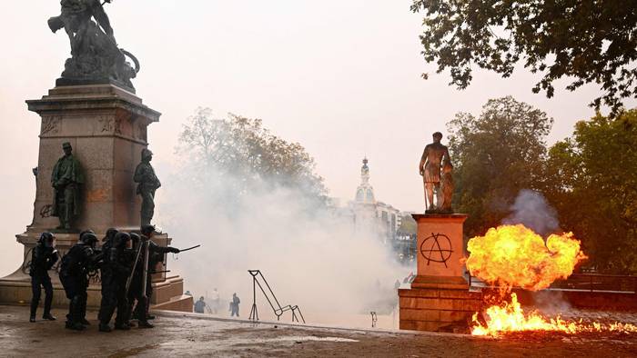 Französische Polizisten in Kampfausrüstung sind im Einsatz, als während einer Demonstration auf dem Cours Saint-André in Nantes, Westfrankreich, ein Molotowcocktail explodiert.
