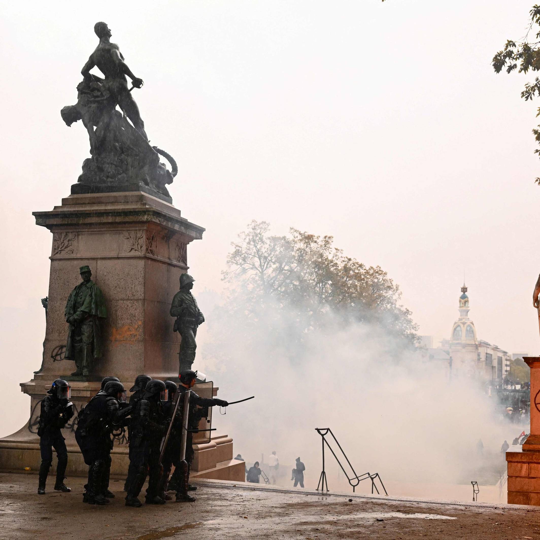 Französische Polizisten in Kampfausrüstung sind im Einsatz, als während einer Demonstration auf dem Cours Saint-André in Nantes, Westfrankreich, ein Molotowcocktail explodiert.