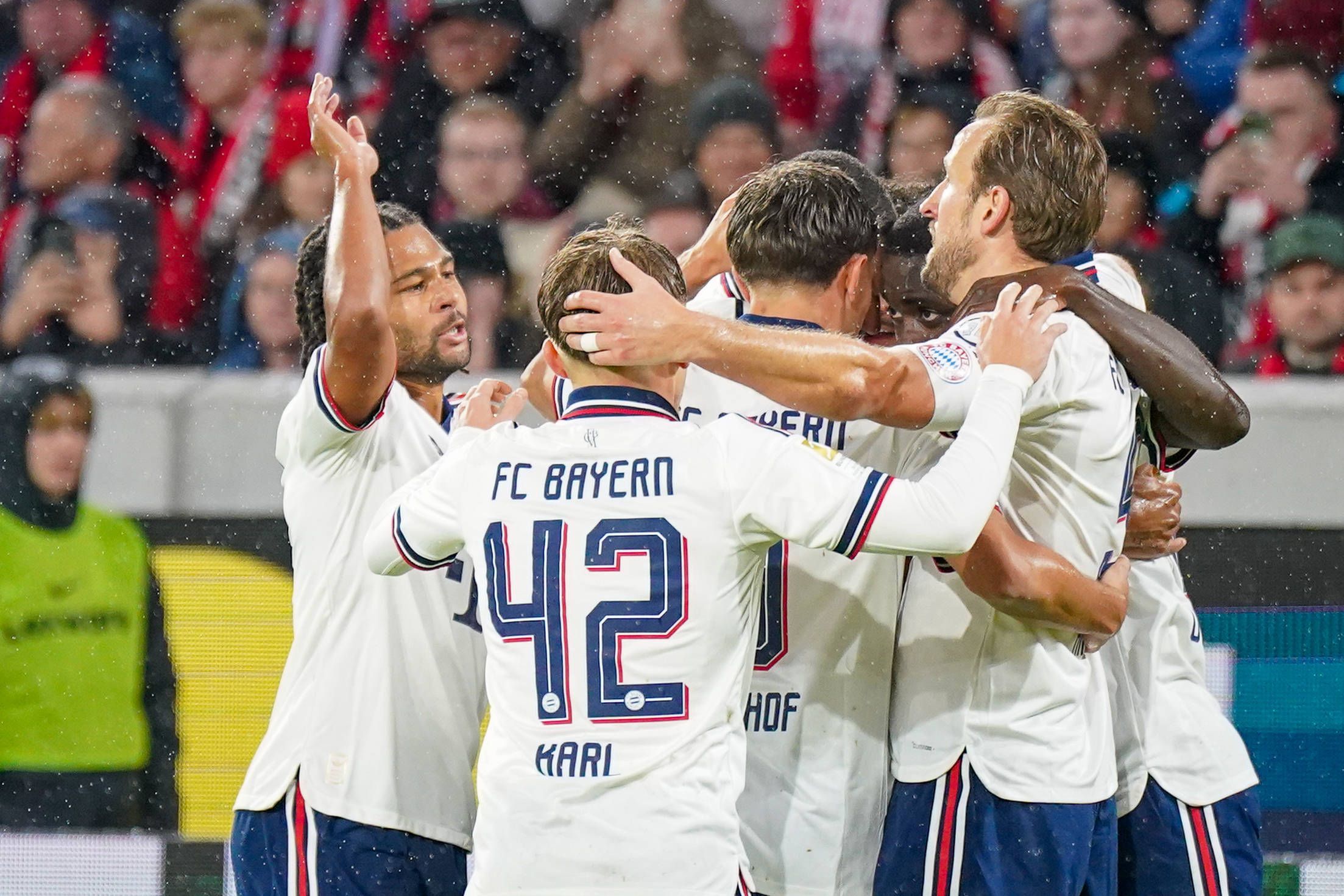Die Profis des FC Bayern jubeln gemeinsam.