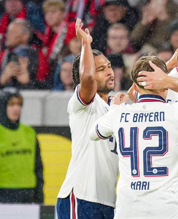 Die Profis des FC Bayern jubeln gemeinsam.
