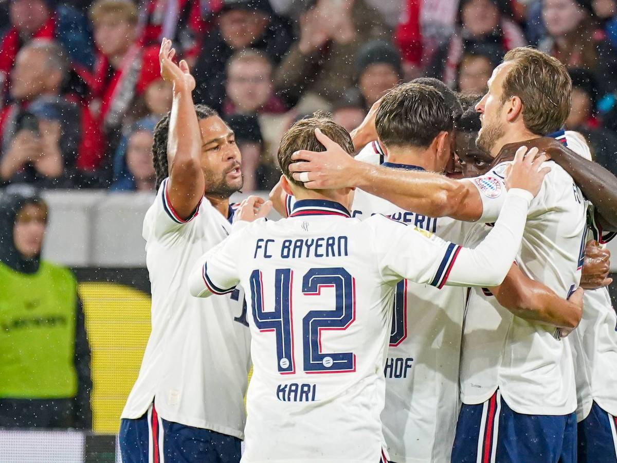 Die Profis des FC Bayern jubeln gemeinsam.
