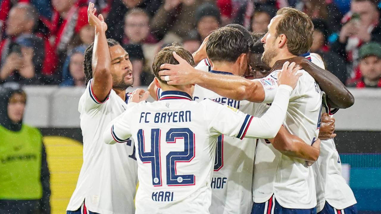 Die Profis des FC Bayern jubeln gemeinsam.