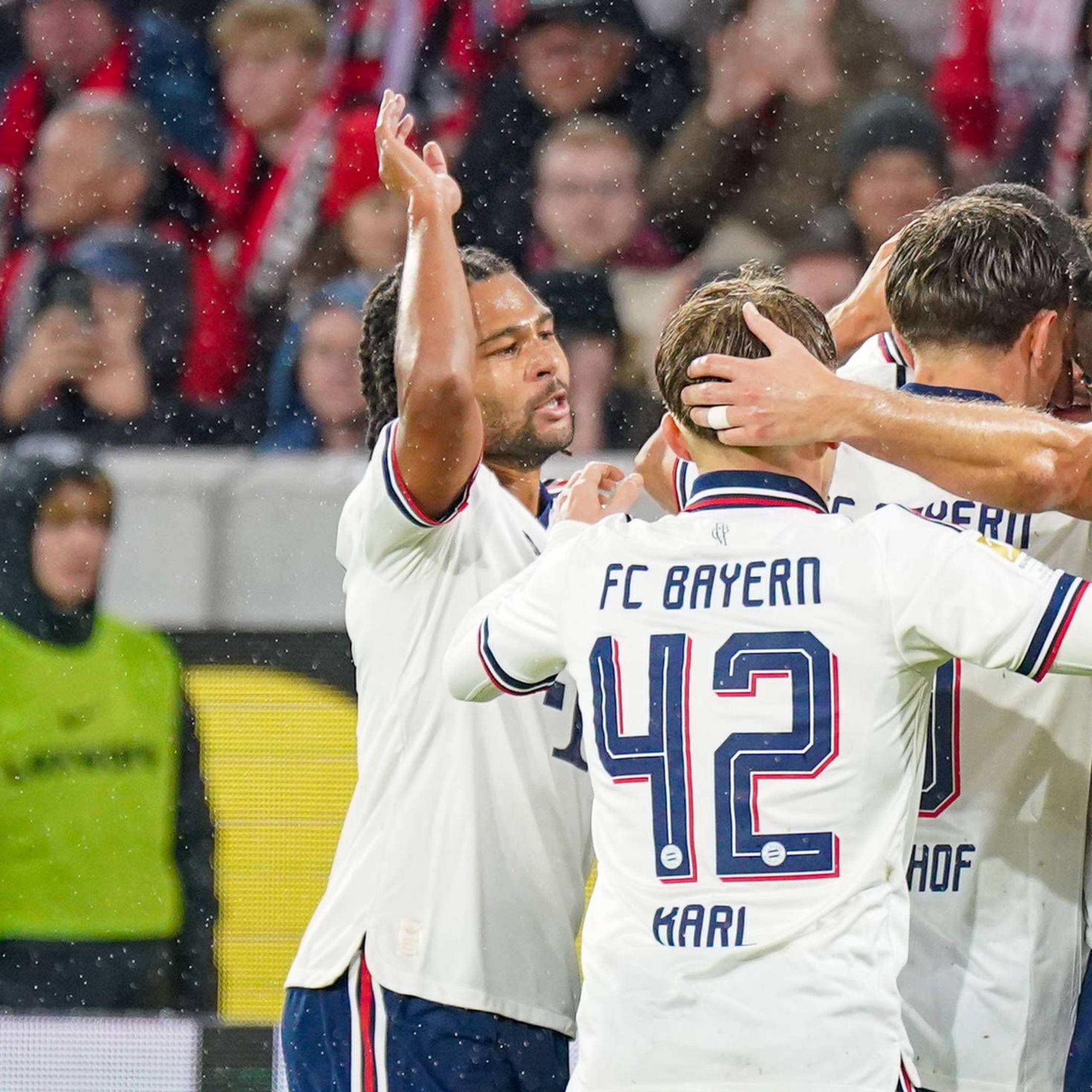 Die Profis des FC Bayern jubeln gemeinsam.