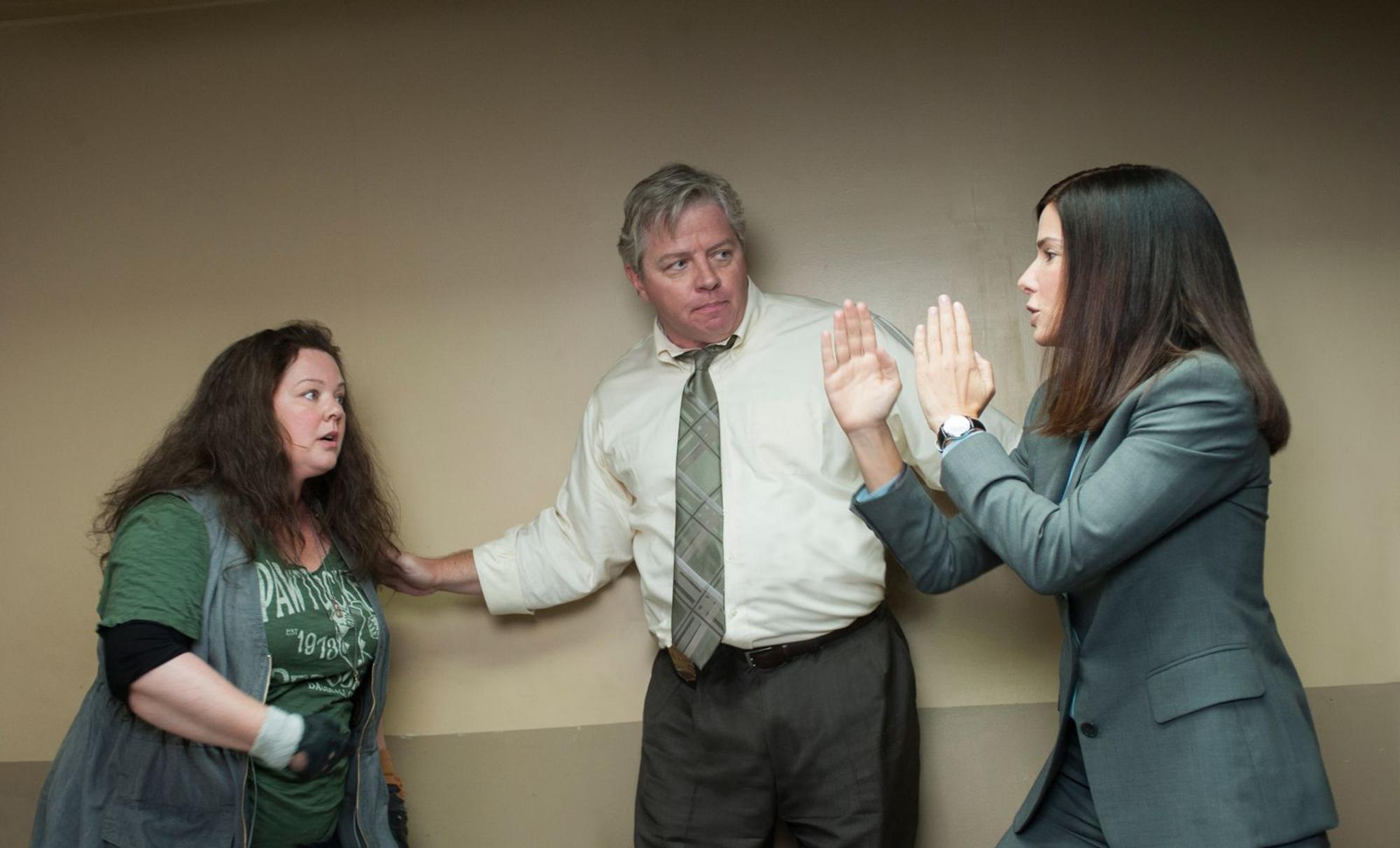 Streithennen: Mullins (Melissa McCarthy, links) und Ashburn (Sandra Bullock) verstehen sich nicht eben gut miteinander, Captain Woods (Tom Wilson) muss dazwischen gehen. (Bild: ProSieben / Twentieth Century Fox Film Corp. / Gemma Lamana)