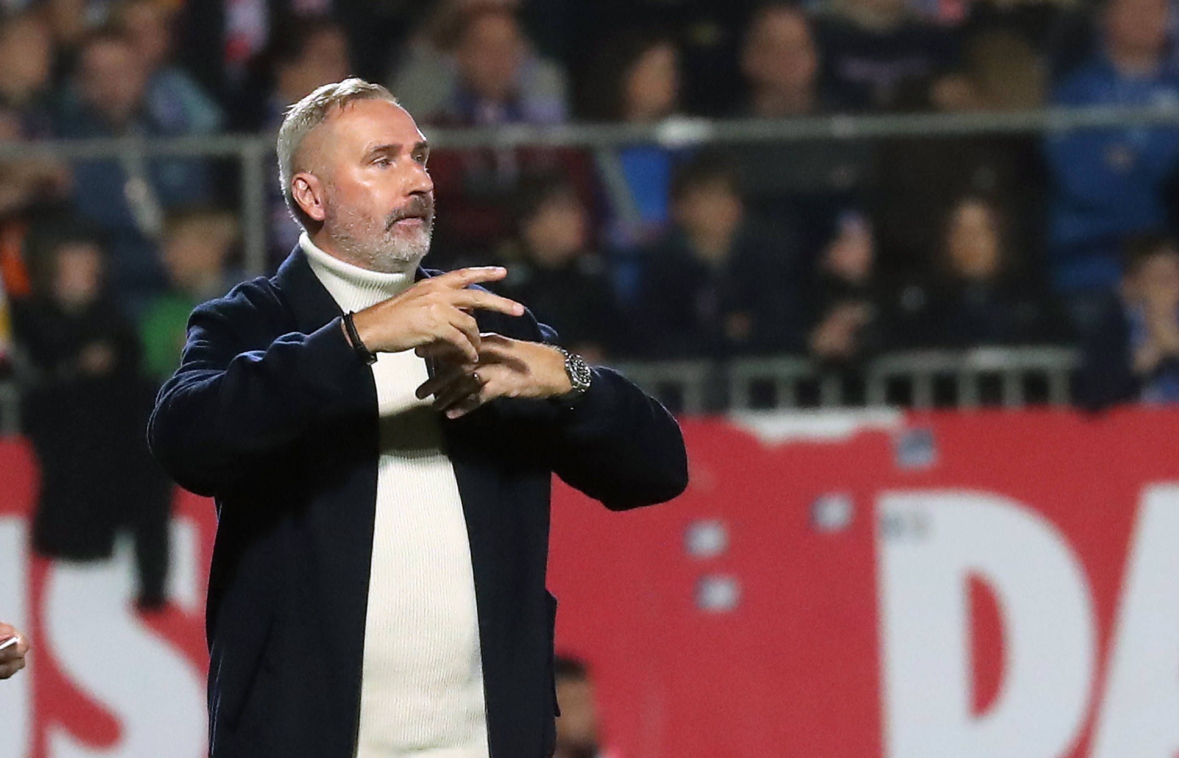 Holstein-Trainer Tim Walter gestikuliert.