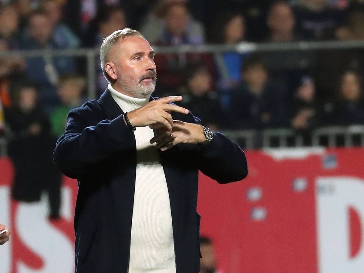 Holstein-Trainer Tim Walter gestikuliert.