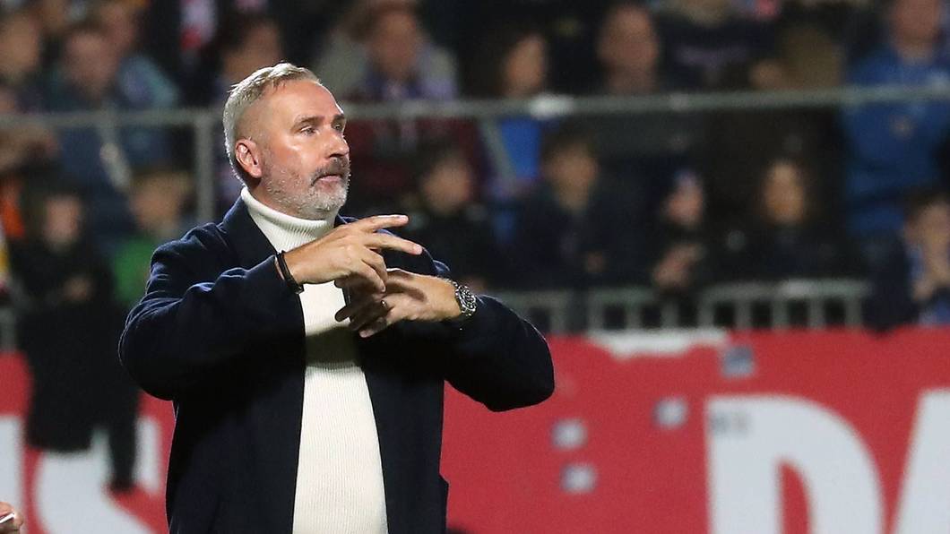 Holstein-Trainer Tim Walter gestikuliert.