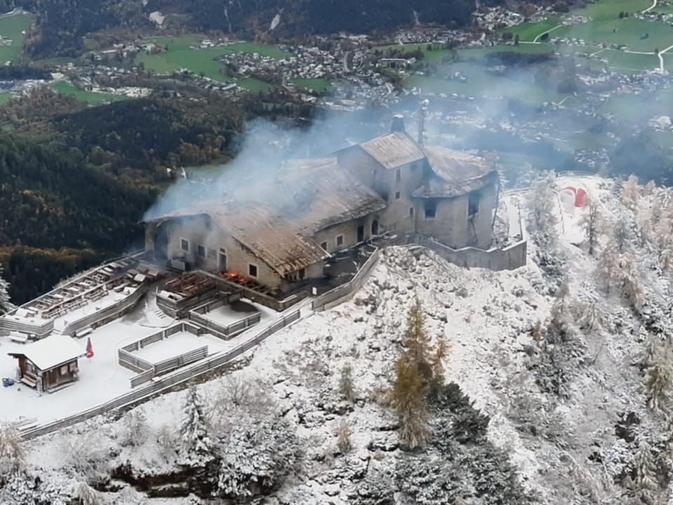 Dieses von der bayerischen Polizei am 24. Oktober 2026 zur Verfügung gestellte Luftbild zeigt die ausgebrannte Berghütte Kehlsteinhaus, bekannt als „Adlernest“, die einst Adolf Hitlers Rückzugsort in den Bergen war, nachdem an dem auf 1.834 Metern (6.000 Fuß) Höhe gelegenen Standort in den Bergen oberhalb von Berchtesgaden im süddeutschen Bundesland Bayern ein Großbrand ausgebrochen war.